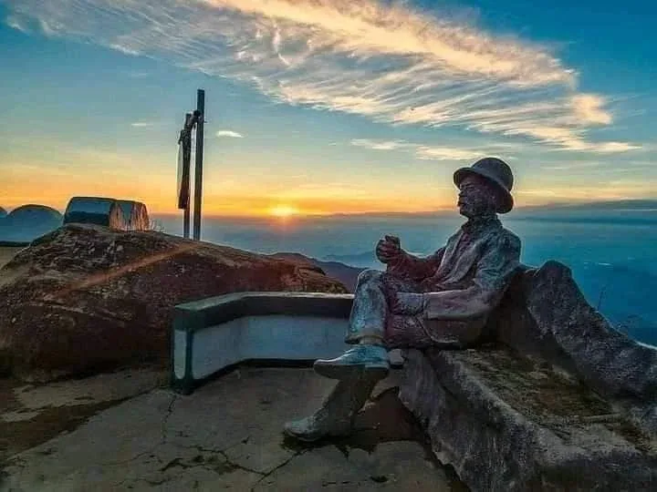 Statue of Sir Thomas Lipton seated at Lipton's Seat viewpoint above the Dambatenne tea estate at sunrise, Haputale